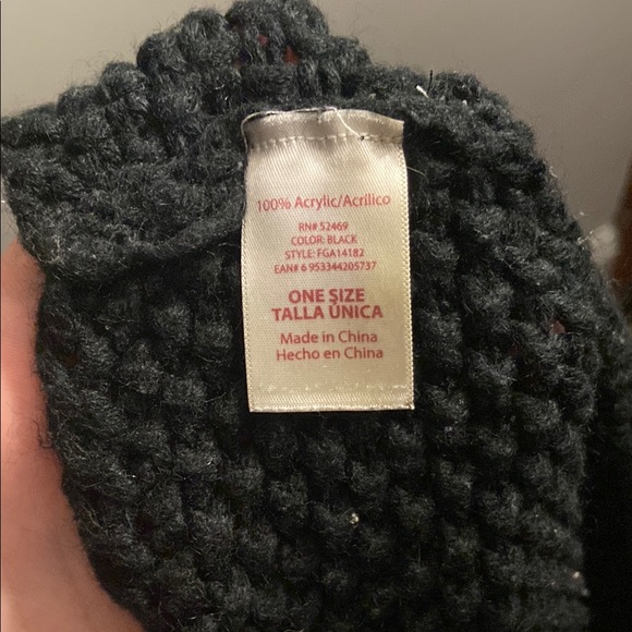 Cozy Black and Red Knit Scarves for Warmth - Picture 4 of 5